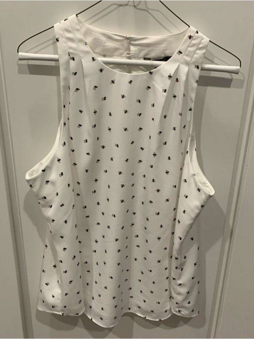 bee print tank top